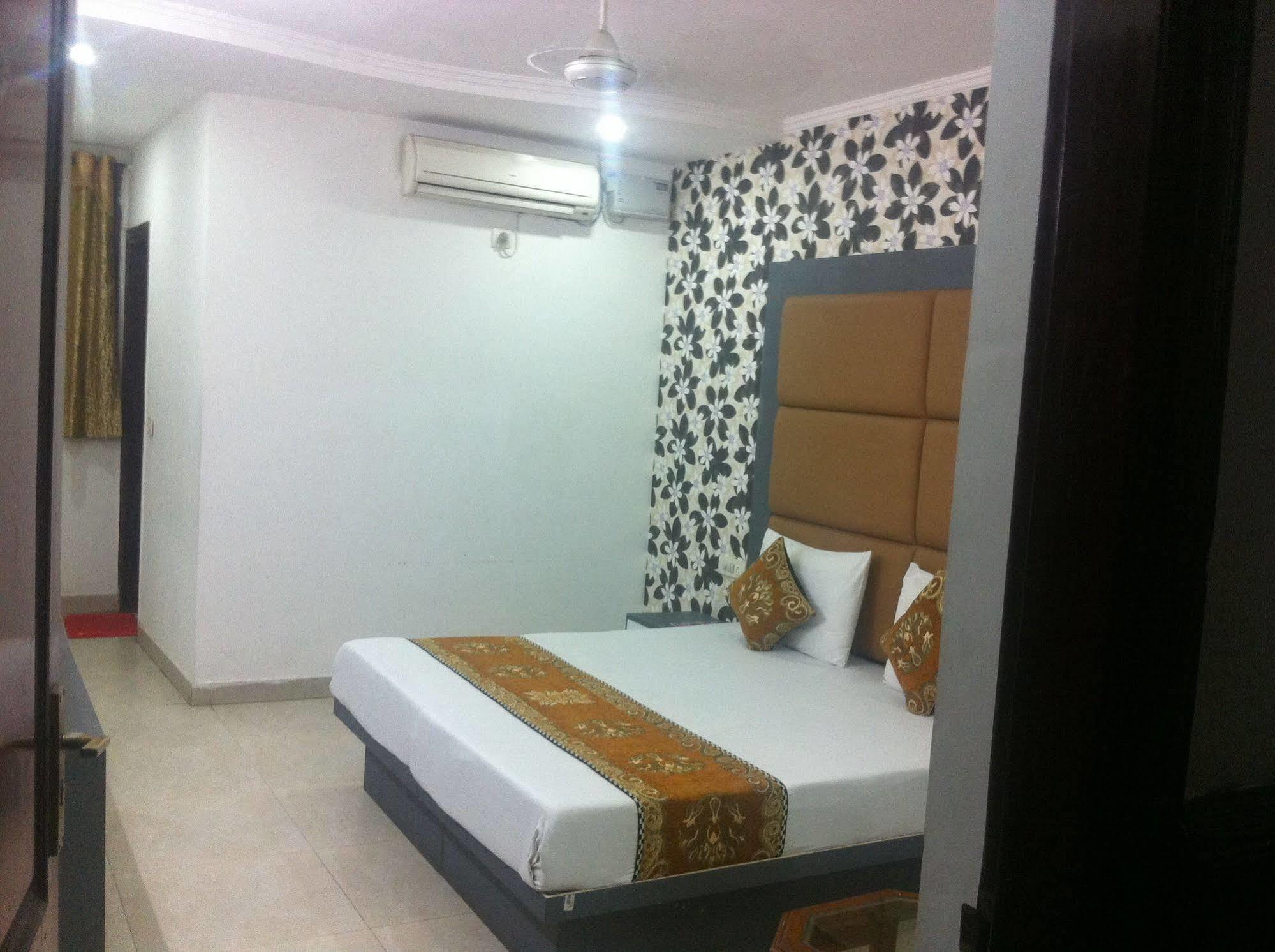 Hotel Karat 87 Inn Új-Delhi Kültér fotó