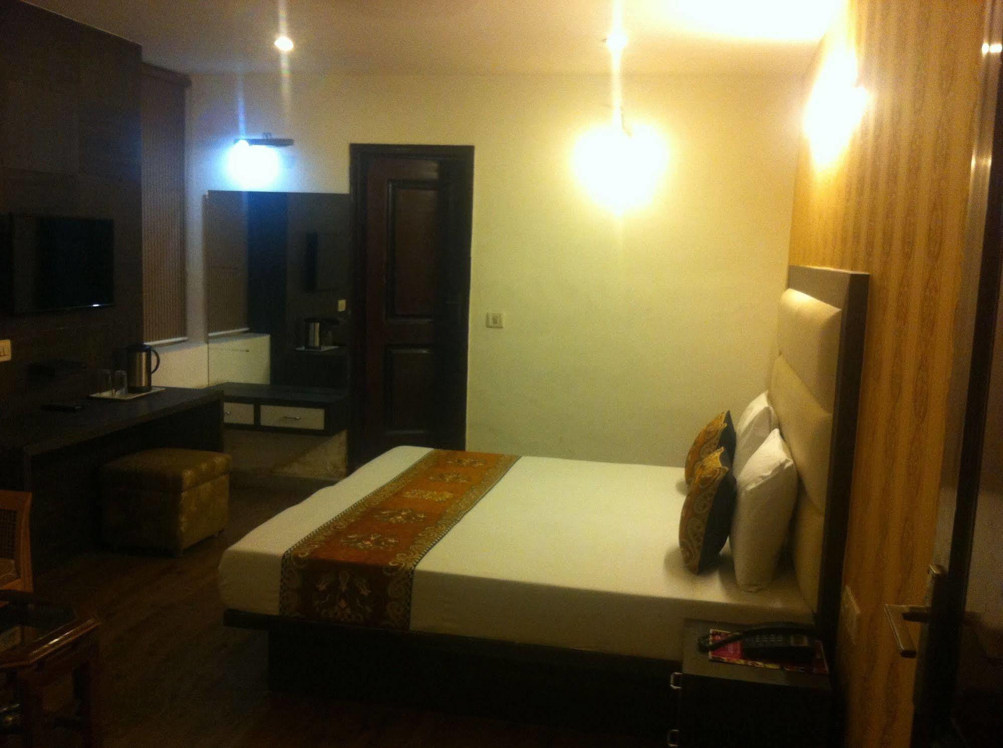 Hotel Karat 87 Inn Új-Delhi Kültér fotó