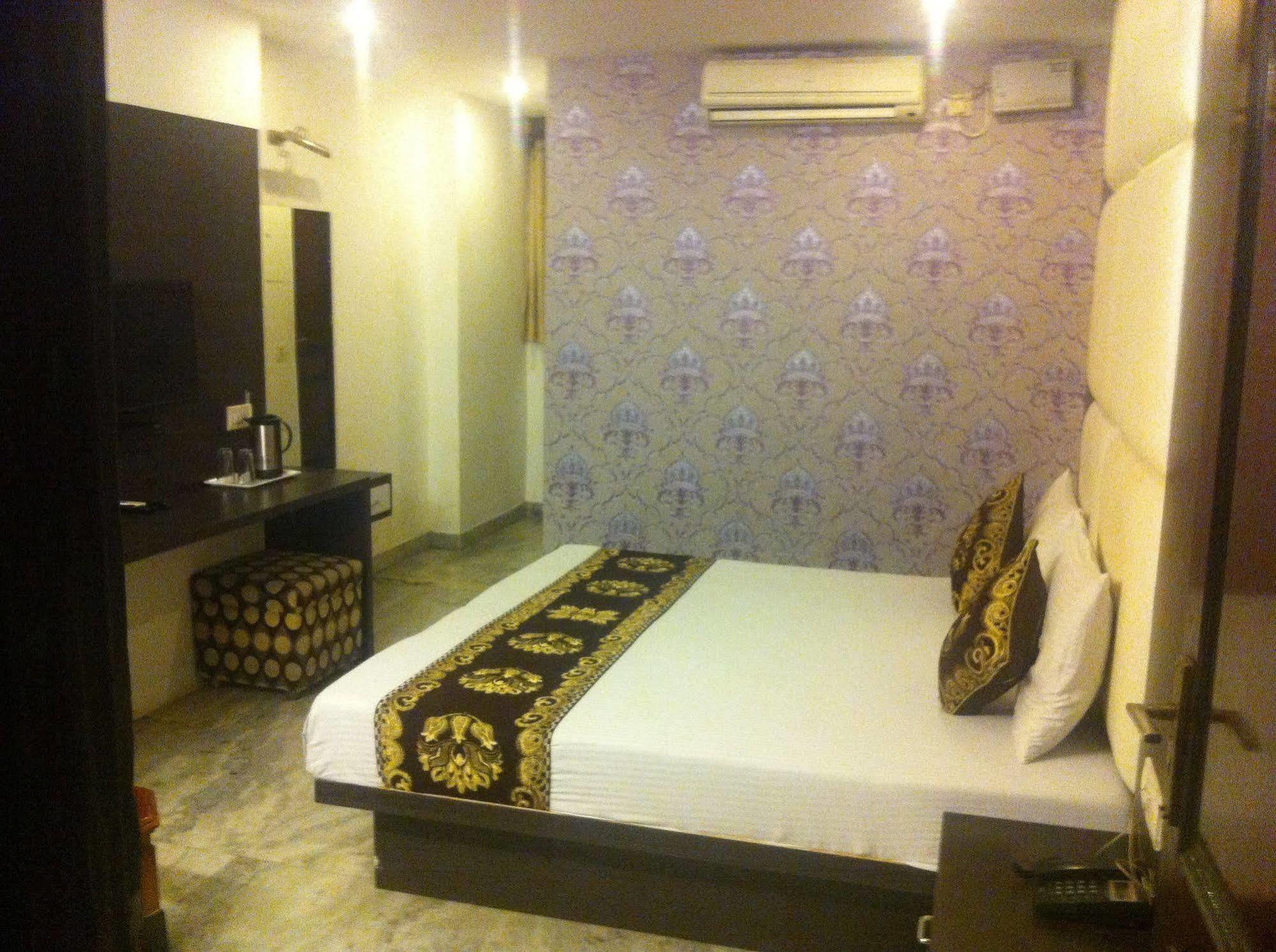 Hotel Karat 87 Inn Új-Delhi Kültér fotó
