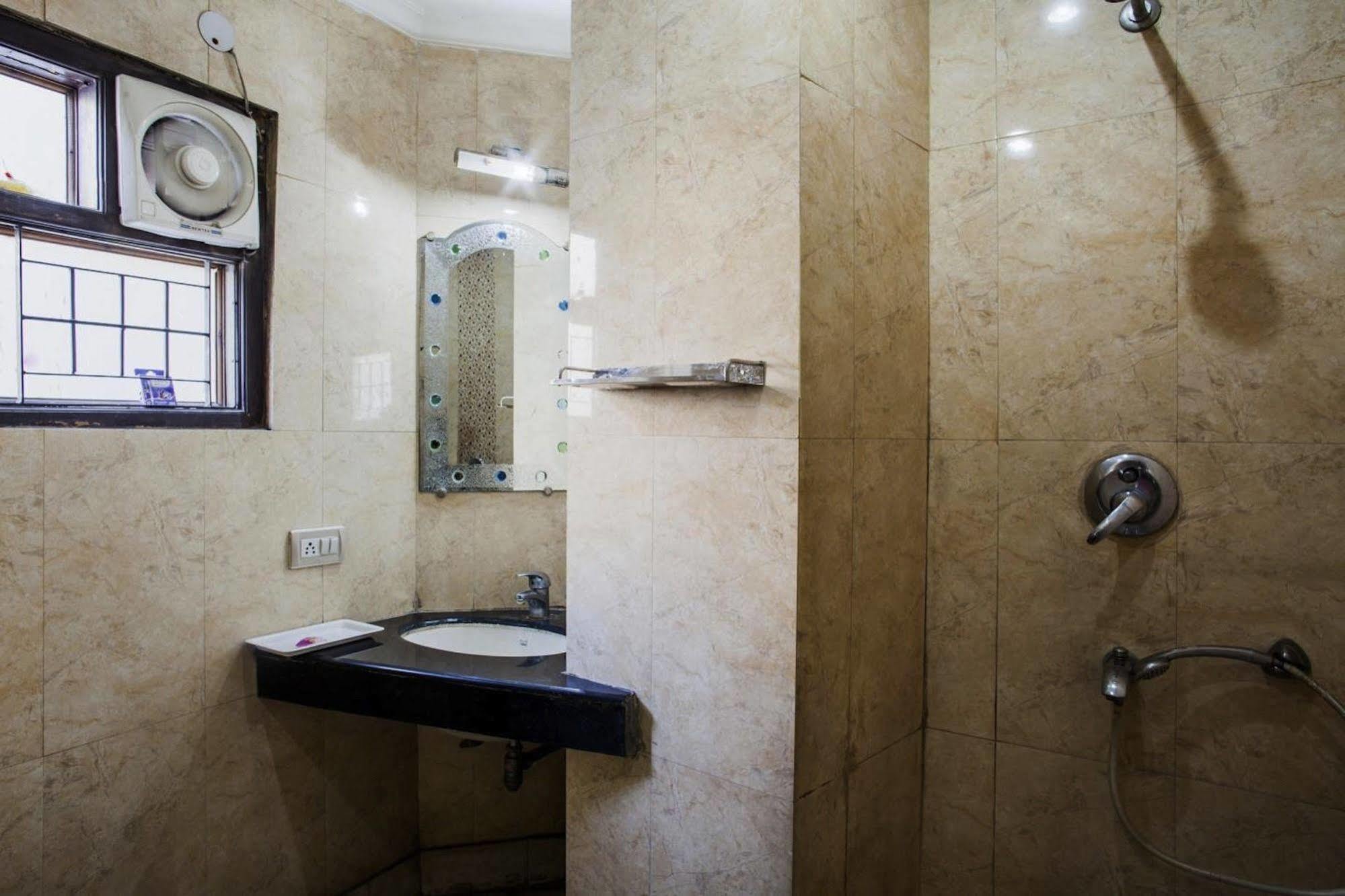 Hotel Karat 87 Inn Új-Delhi Kültér fotó