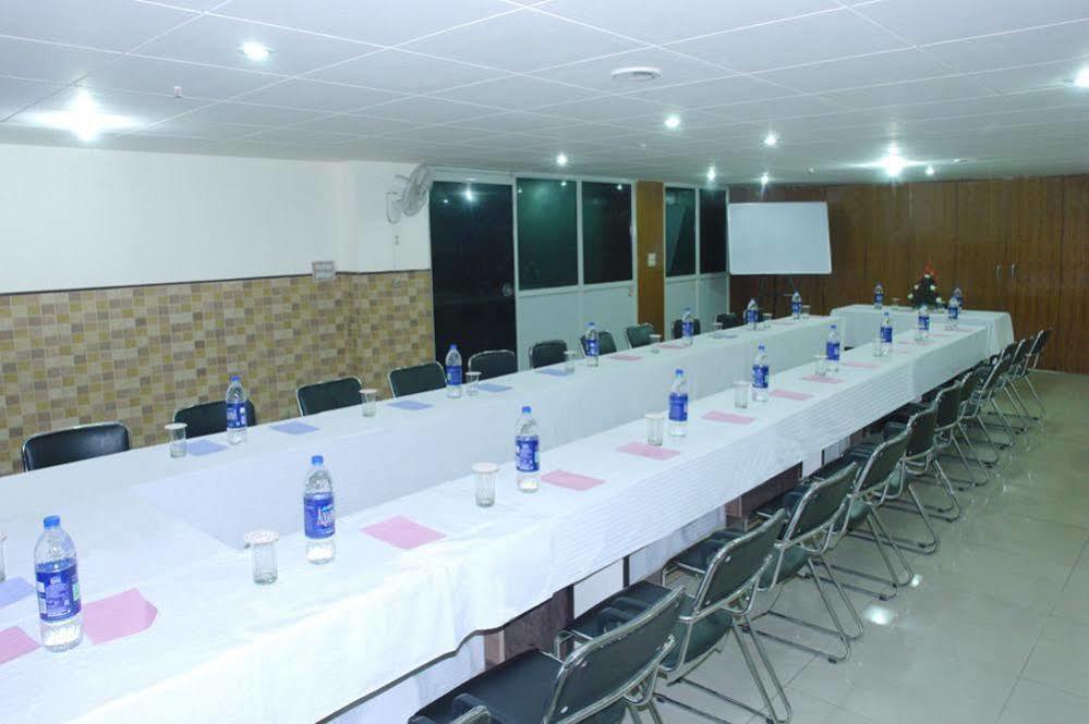 Hotel Karat 87 Inn Új-Delhi Kültér fotó