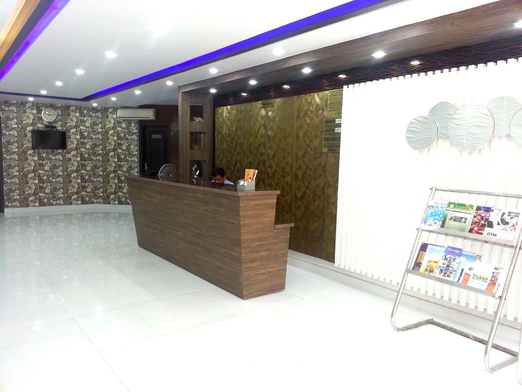 Hotel Karat 87 Inn Új-Delhi Kültér fotó