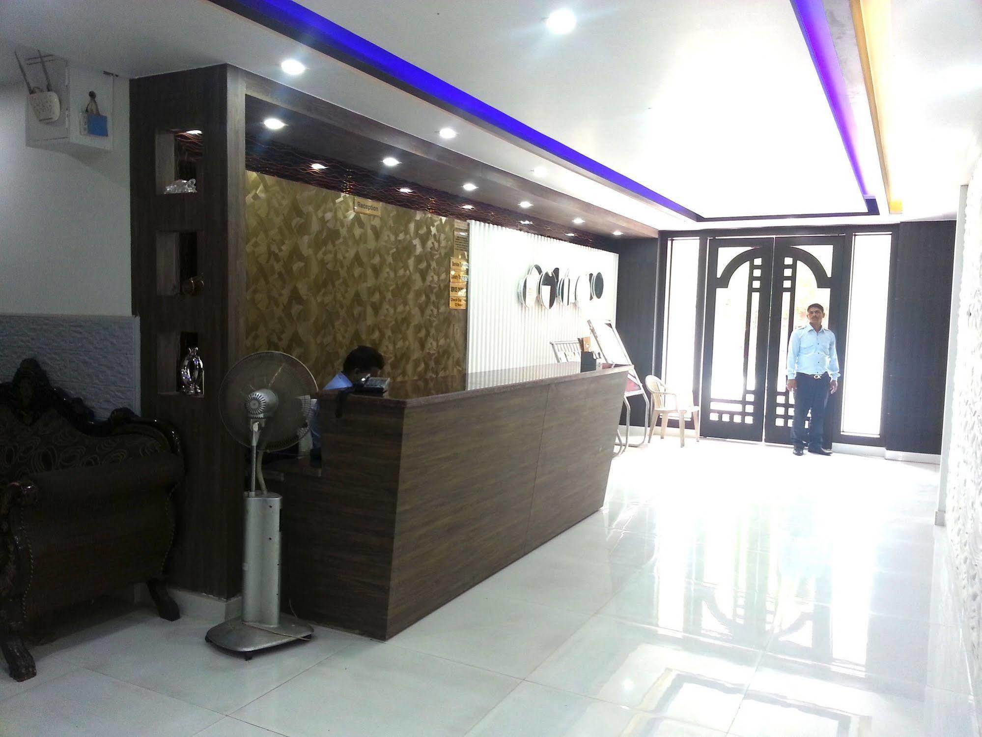 Hotel Karat 87 Inn Új-Delhi Kültér fotó