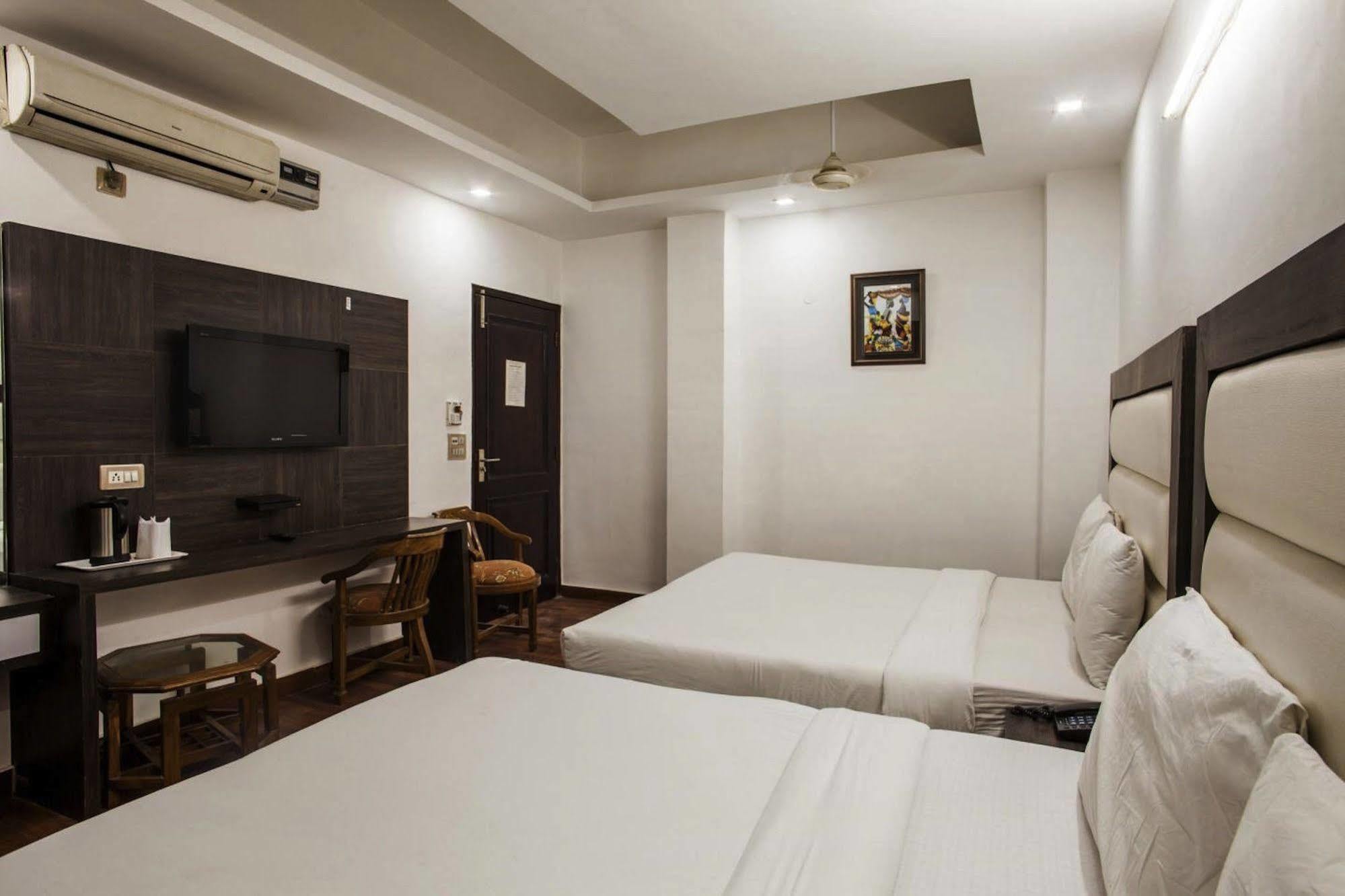 Hotel Karat 87 Inn Új-Delhi Kültér fotó