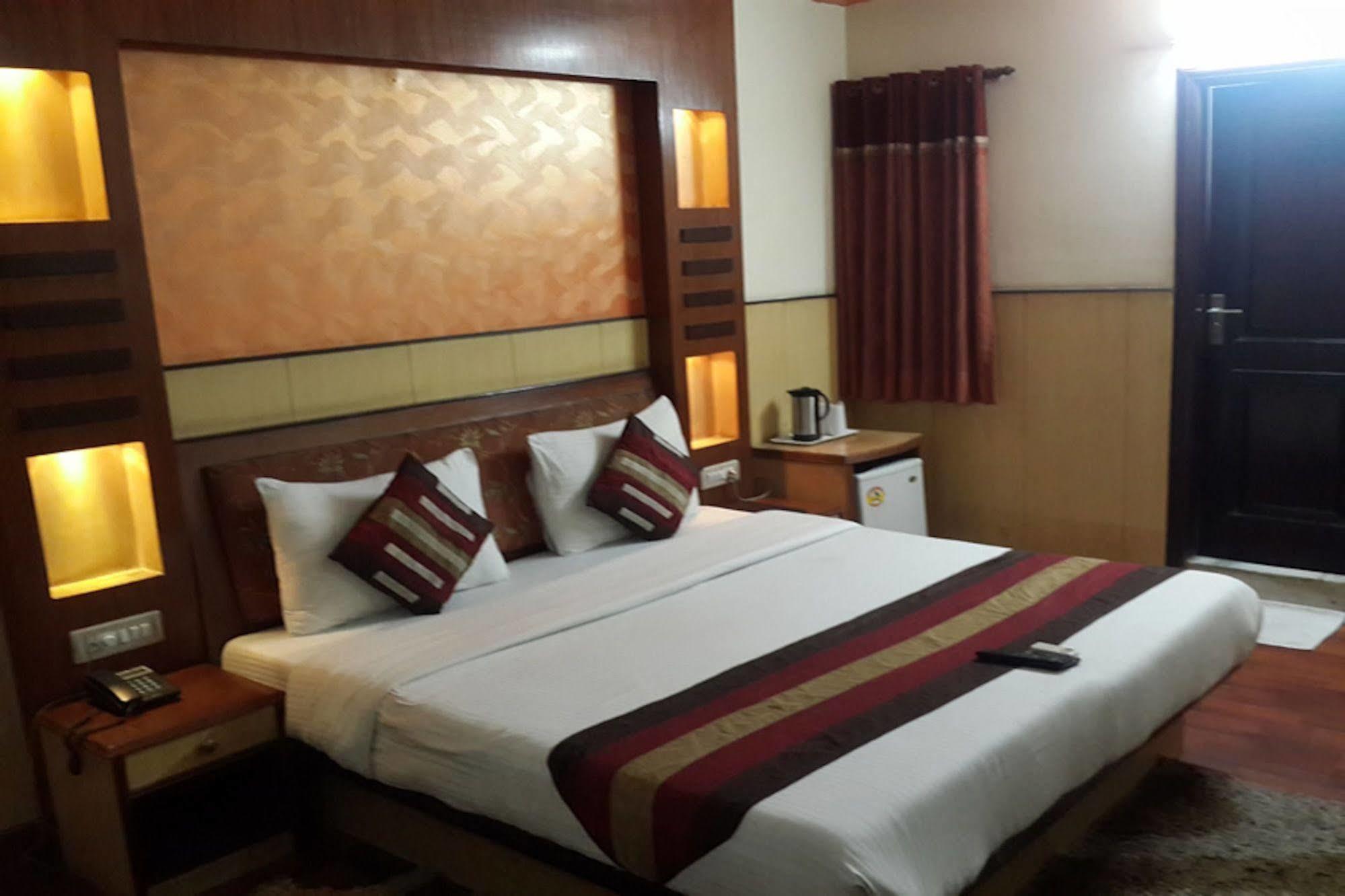 Hotel Karat 87 Inn Új-Delhi Kültér fotó