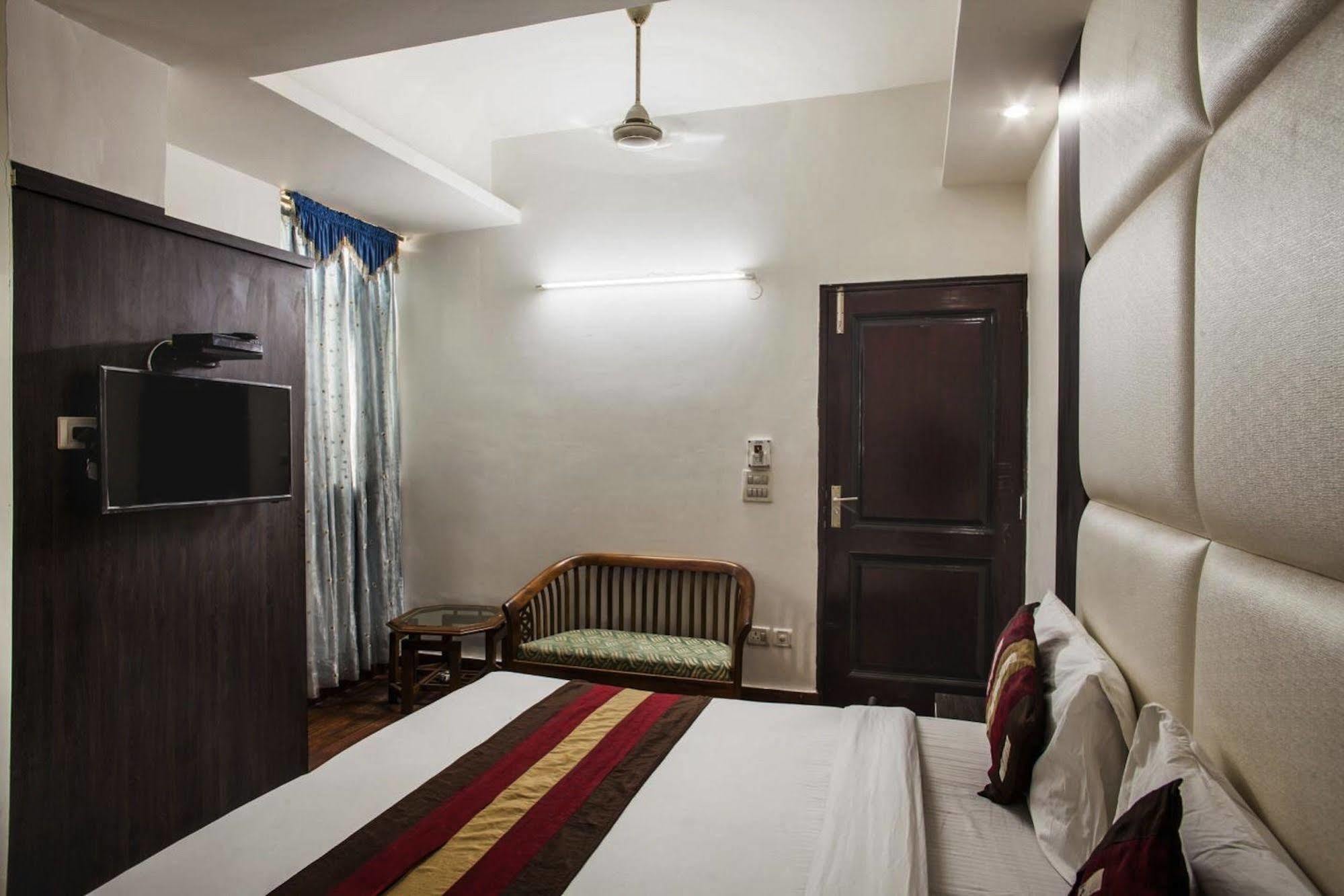 Hotel Karat 87 Inn Új-Delhi Kültér fotó
