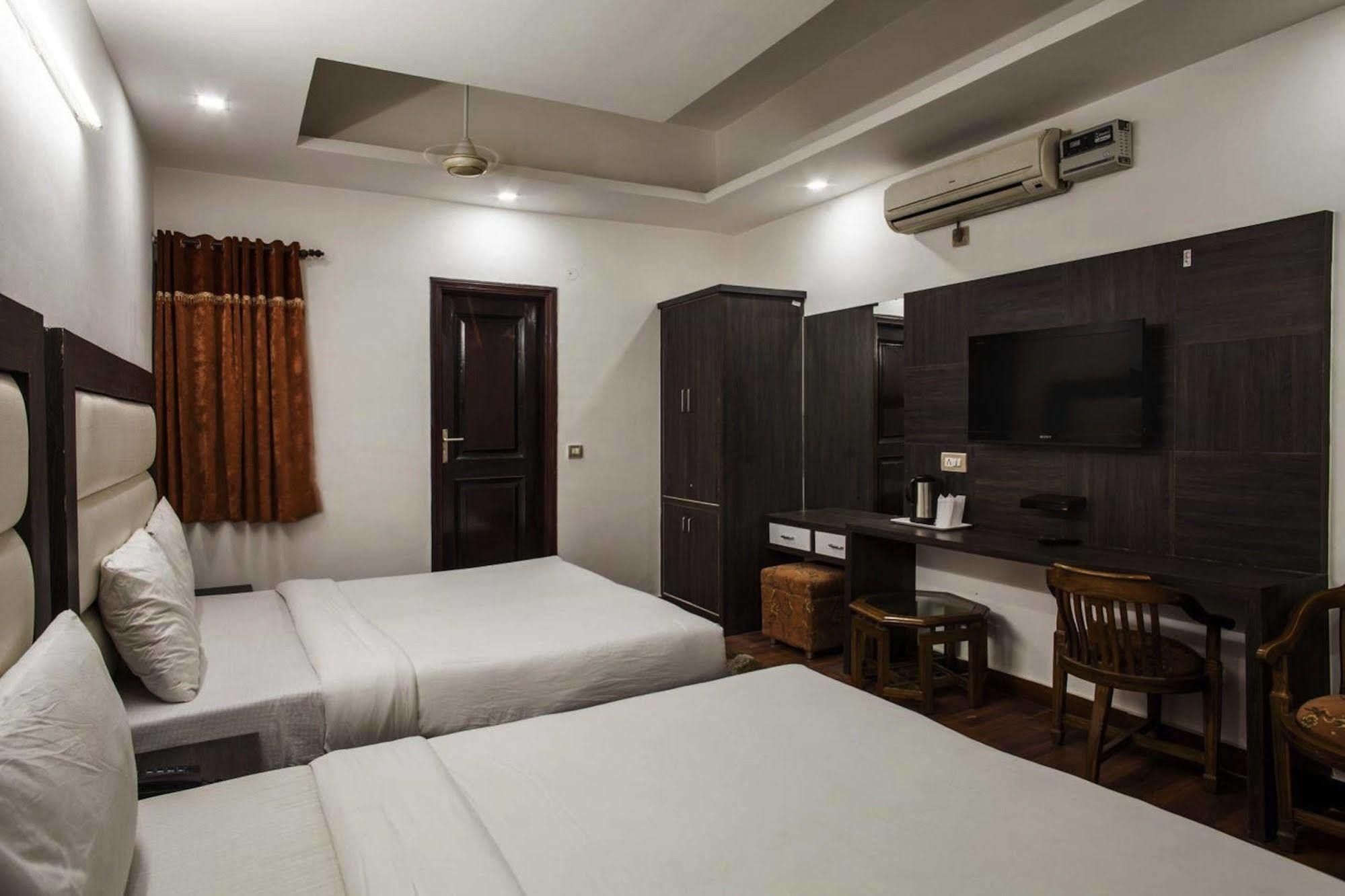Hotel Karat 87 Inn Új-Delhi Kültér fotó