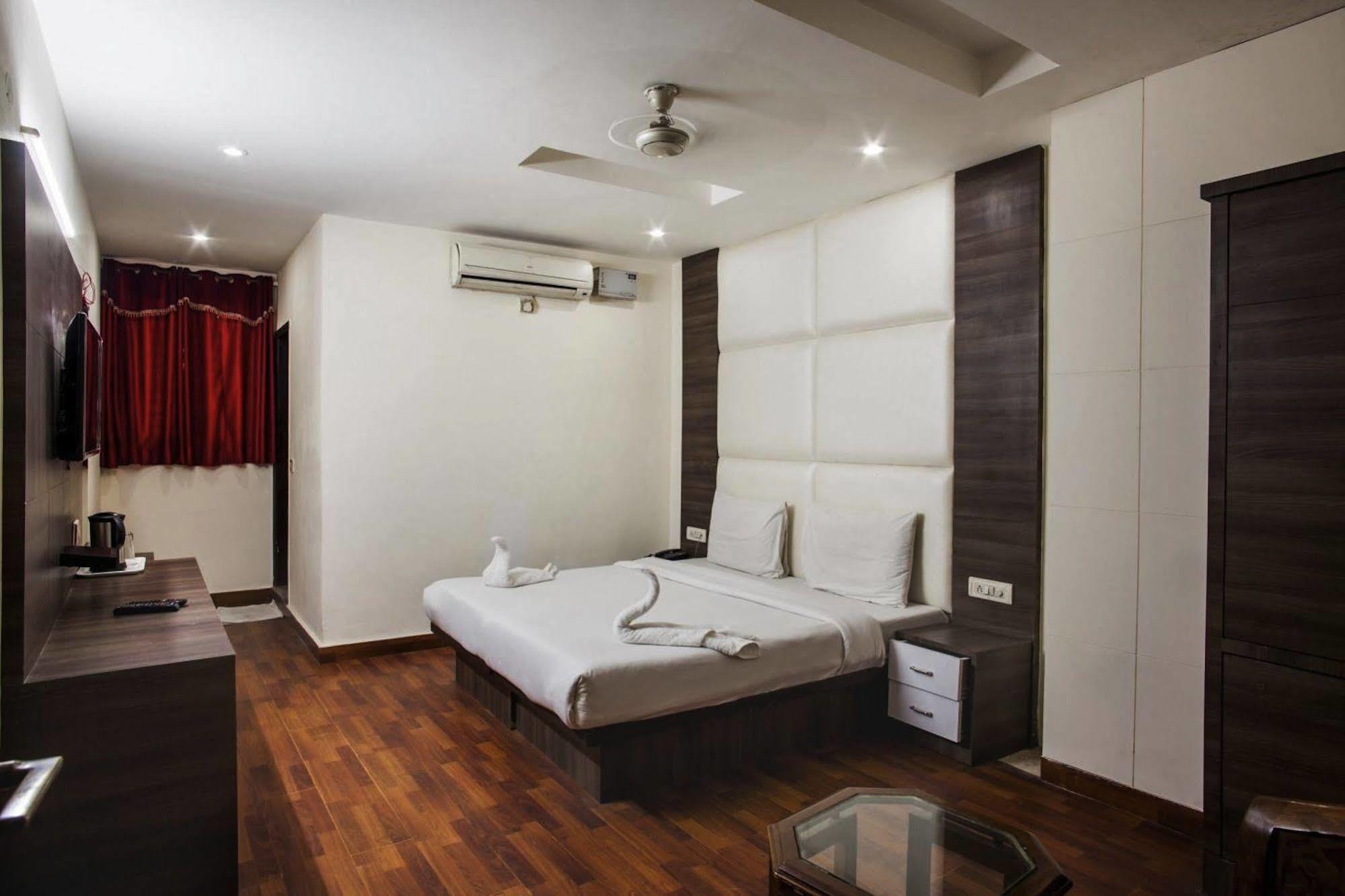 Hotel Karat 87 Inn Új-Delhi Kültér fotó