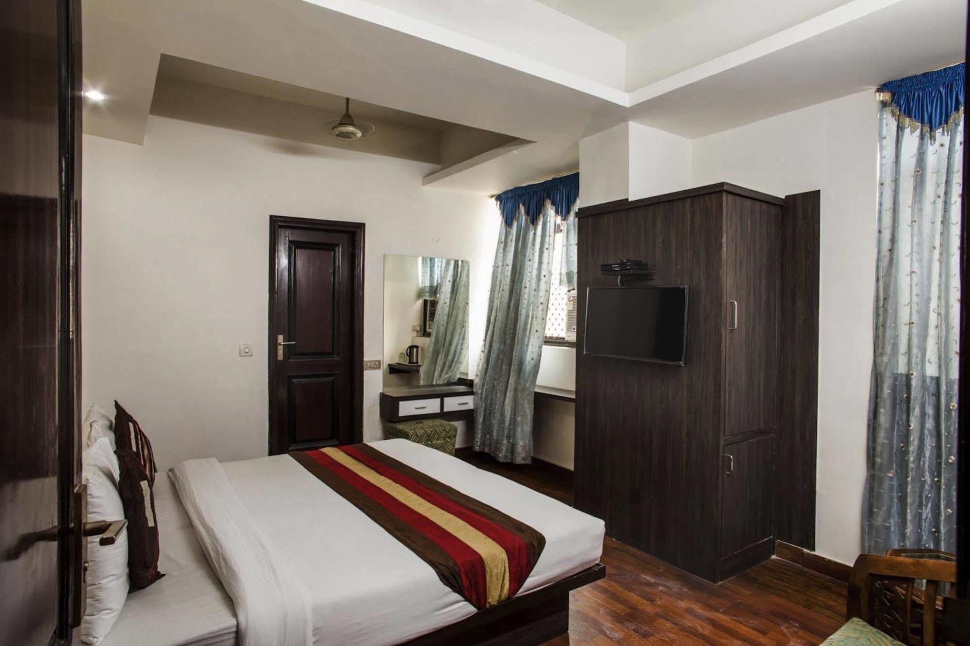 Hotel Karat 87 Inn Új-Delhi Kültér fotó