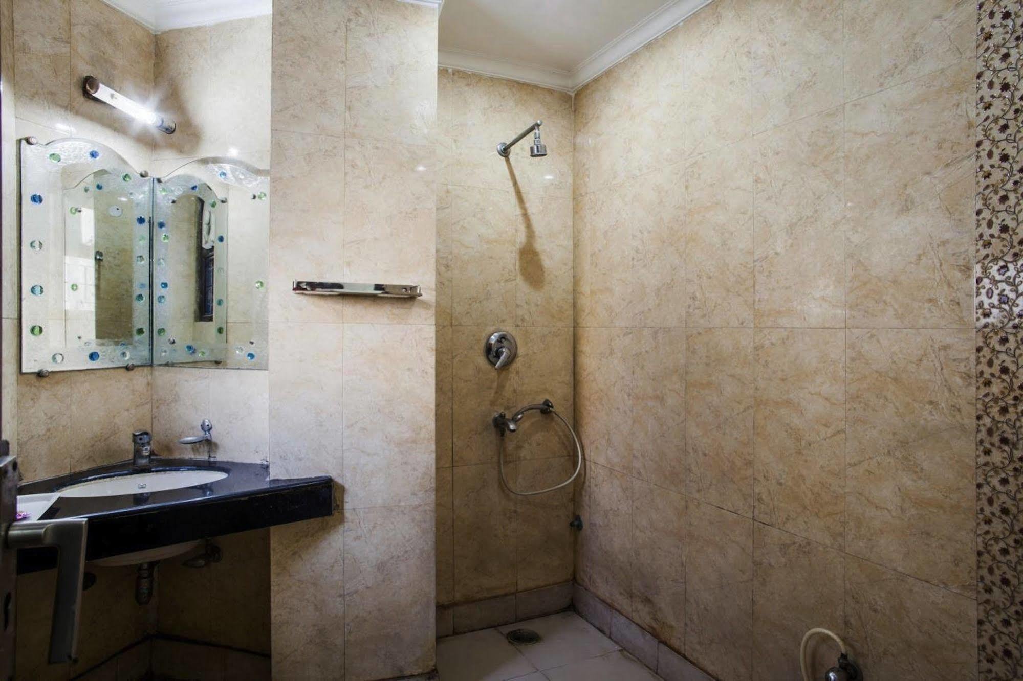 Hotel Karat 87 Inn Új-Delhi Kültér fotó