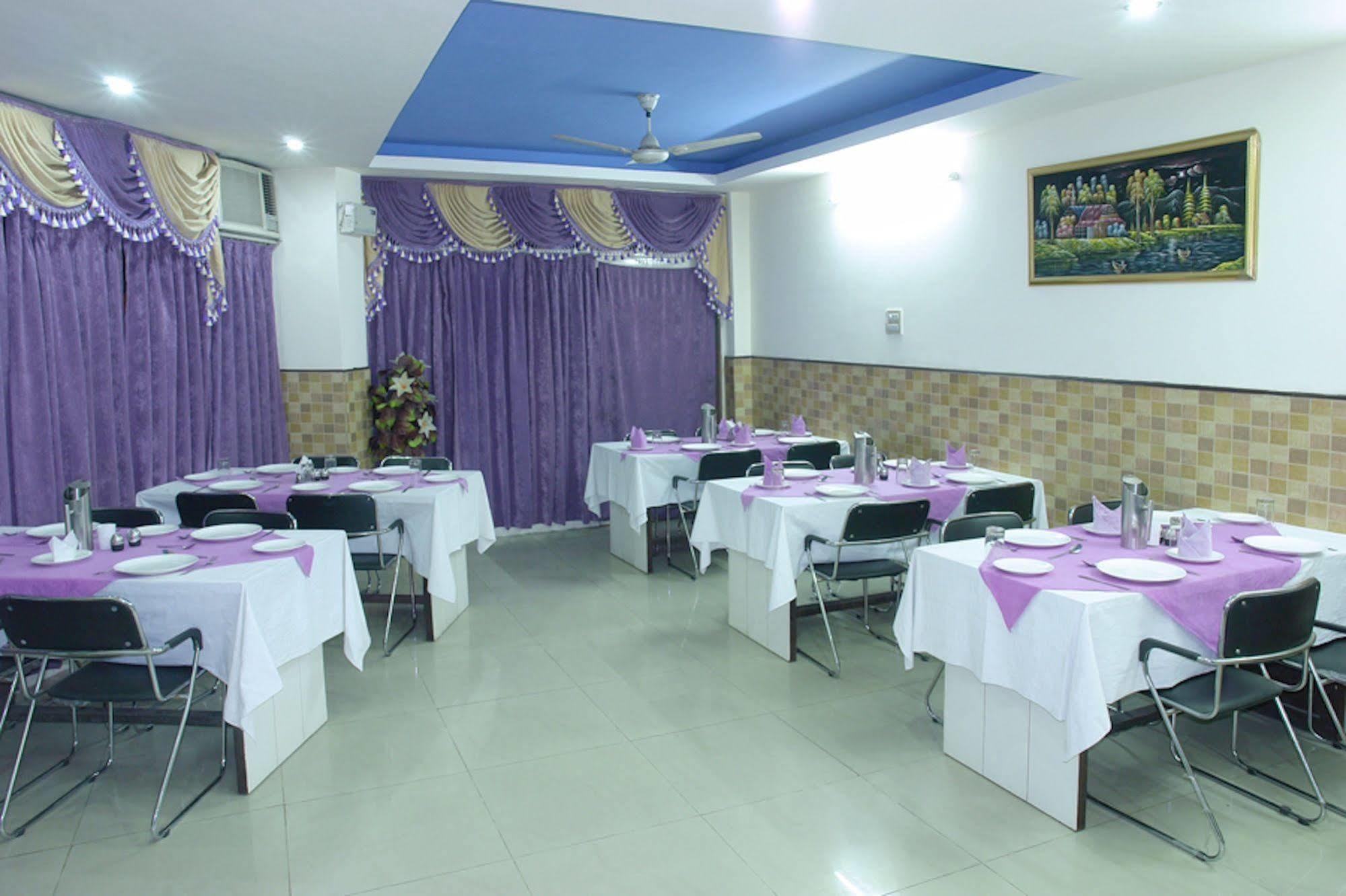 Hotel Karat 87 Inn Új-Delhi Kültér fotó