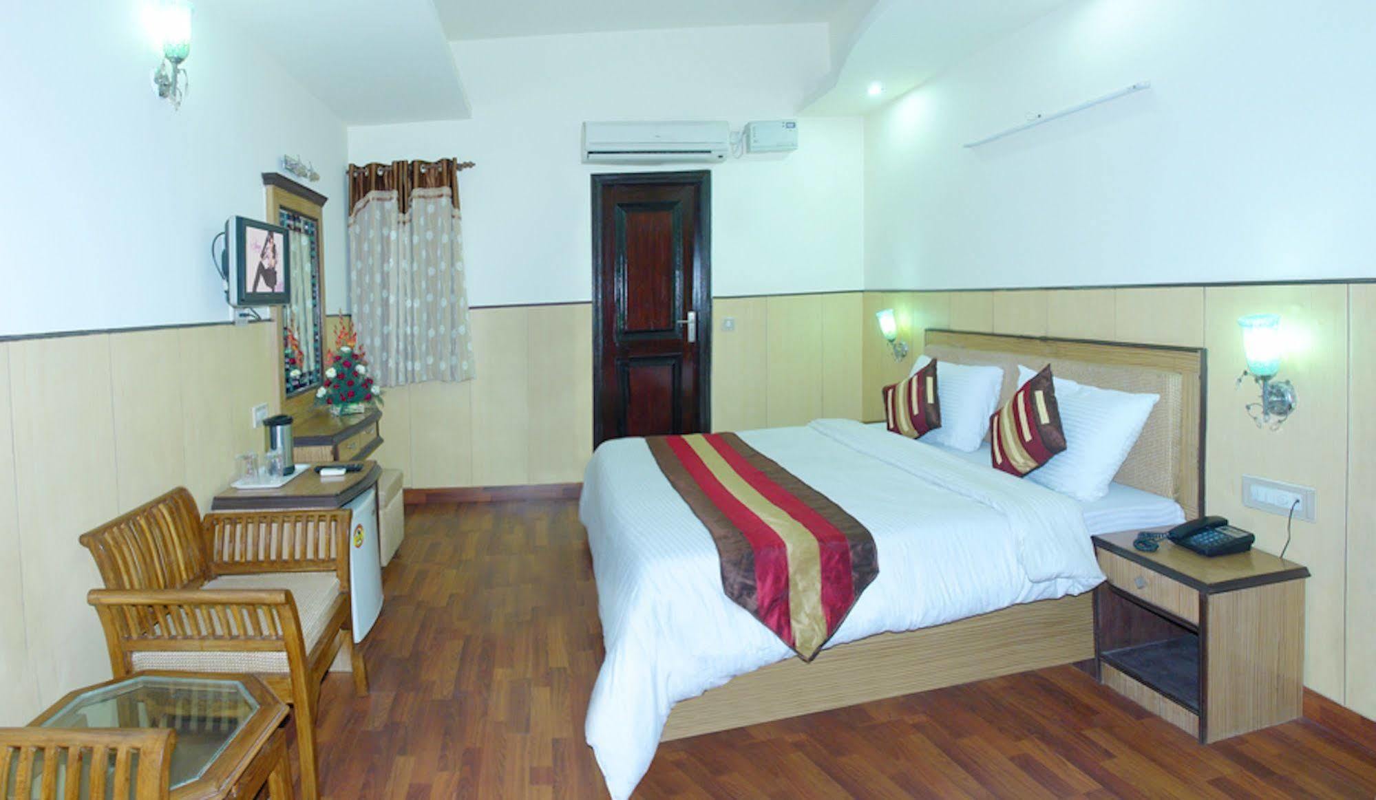 Hotel Karat 87 Inn Új-Delhi Kültér fotó