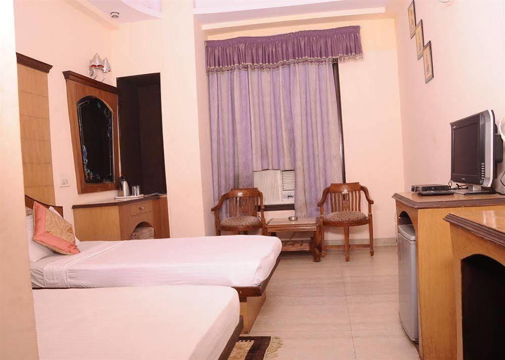 Hotel Karat 87 Inn Új-Delhi Kültér fotó
