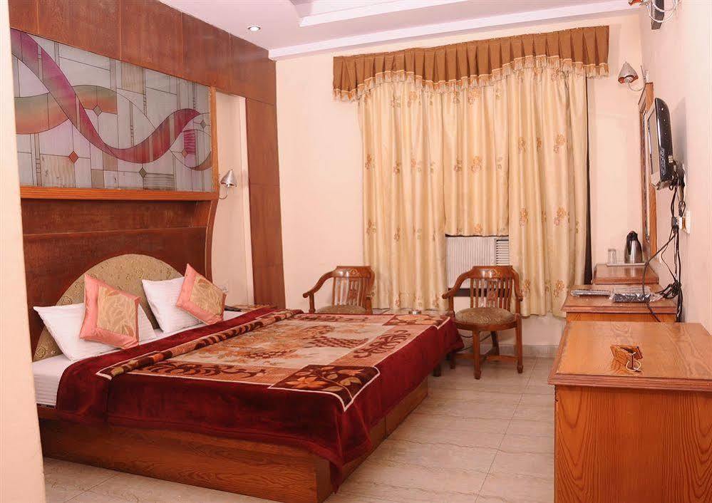 Hotel Karat 87 Inn Új-Delhi Kültér fotó